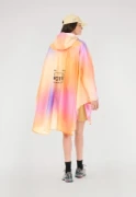 MVT0609_EYASI-PONCHO_GRADIENT-PRINT_B_P_05.webp