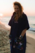 Poncho-Jungmob-Ocean-Flowers (2).webp